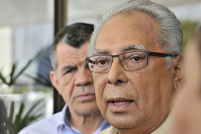 Amazonino formaliza candidatura no TRE
