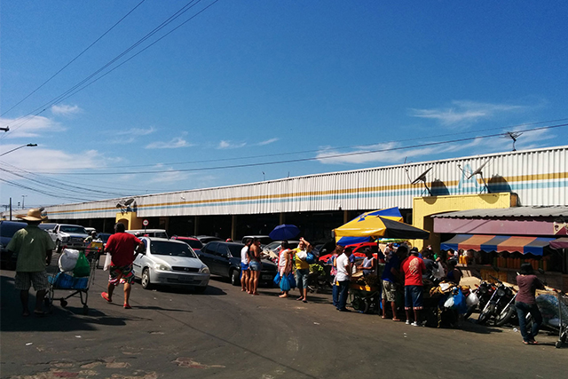 Gás explode e causa incêndio na Feira Manaus Moderna