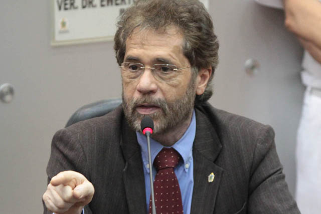 Plínio sugere acabar com briga entre Wilker e Joana