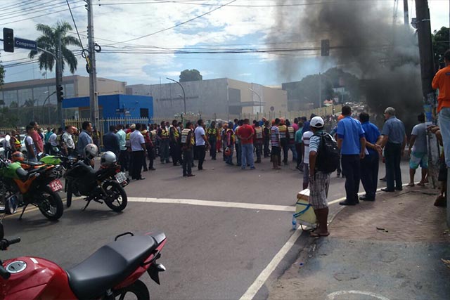 Taxistas e mototaxistas causam incêndio ao lado de posto e base do Samu