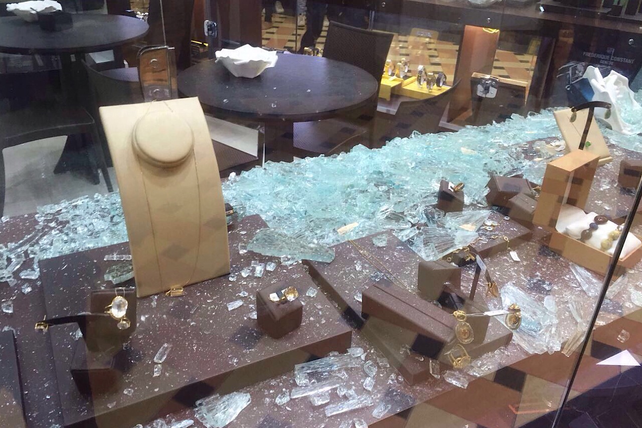 Veja fotos do assalto e o que disse o shopping