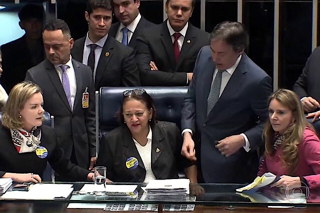 Do AM, apenas Omar votou a favor da reforma