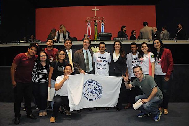 Luiz Castro ganha simpatia de universitários