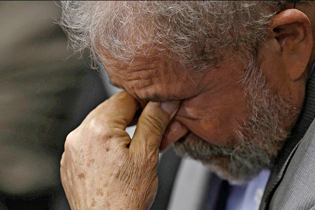 Lula é condenado a 9 anos e seis meses de prisão