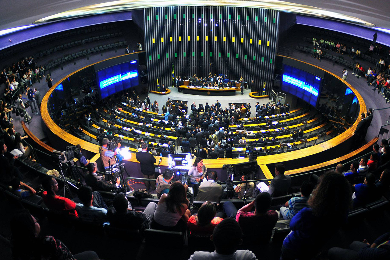 Maioria da bancada vota por arquivar denúncia contra Temer