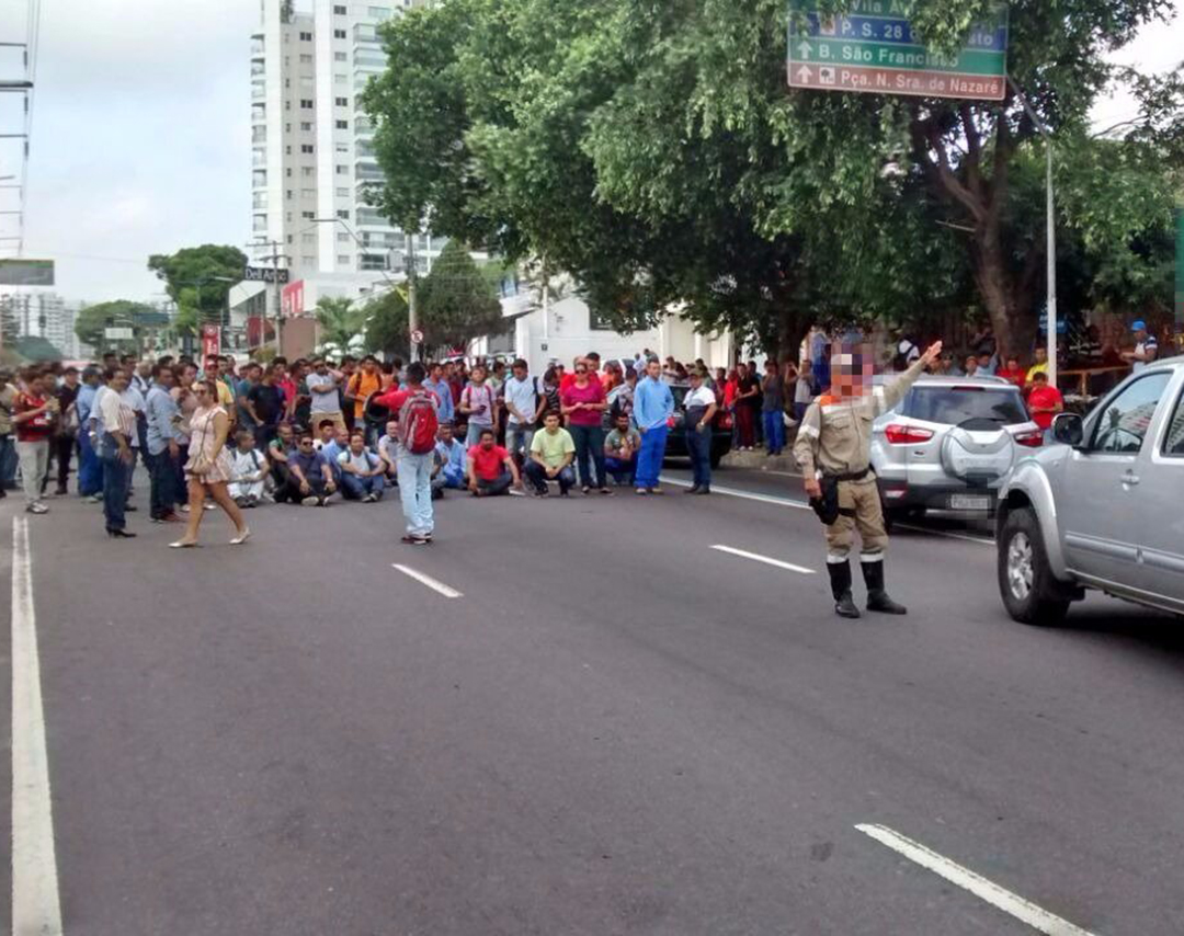 Manifestantes bloqueiam metade da avenida Mário Ypiranga