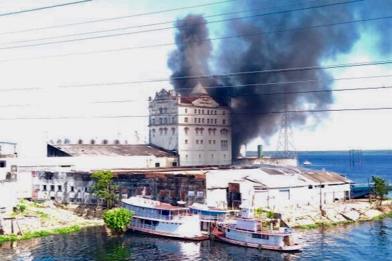 Prédio da cervejaria Miranda Correa pega fogo