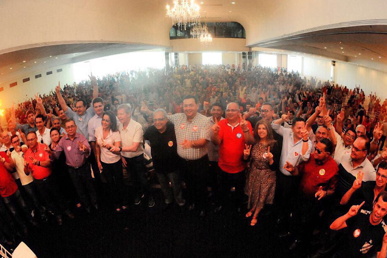 Fiéis reafirmam voto em Amazonino Mendes