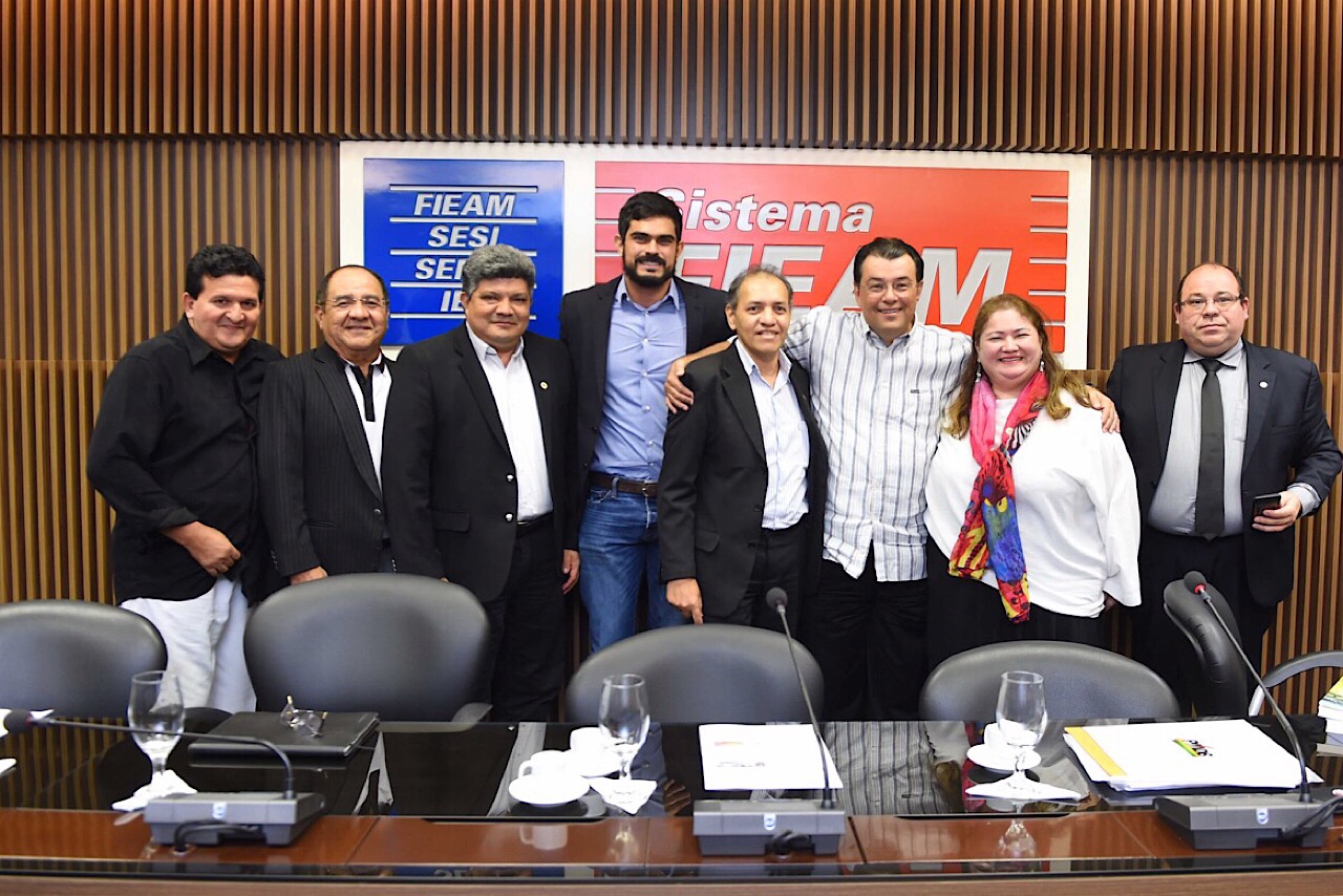 Braga alfineta Amazonino, ausente em debate