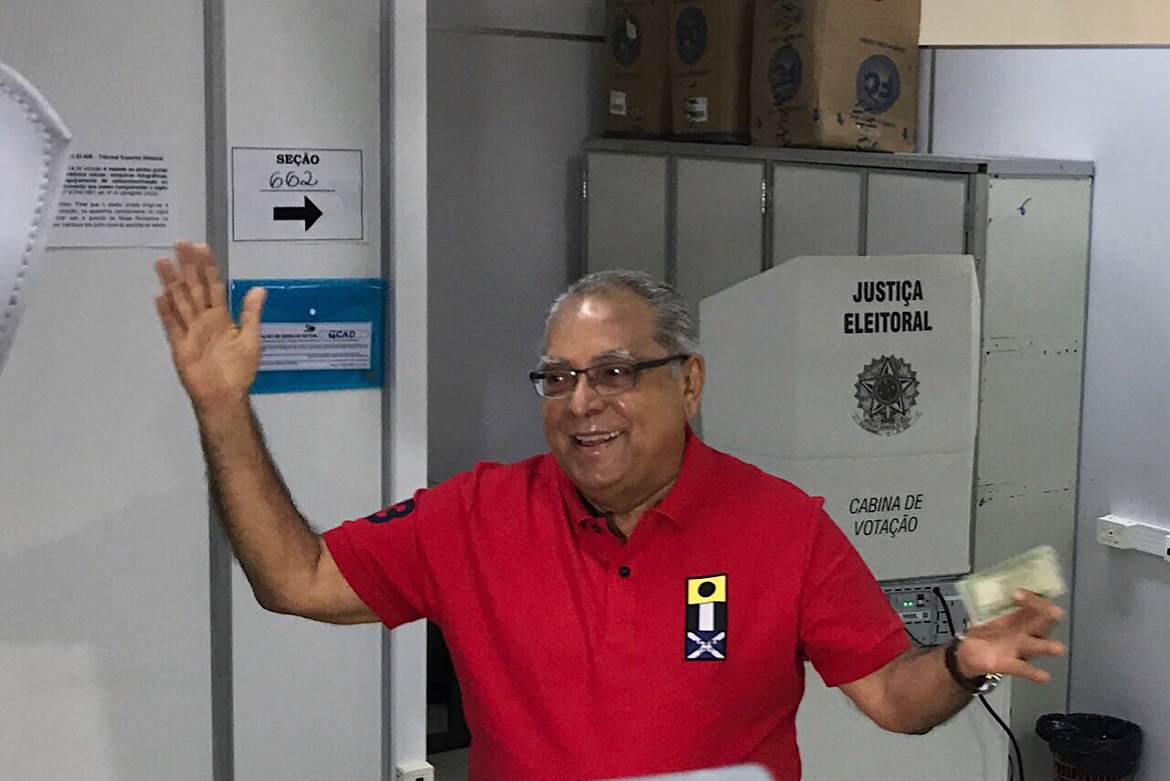 Amazonino vota esbanjando confiança na vitória 