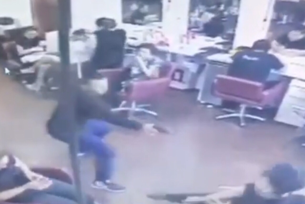 Cabeleireiro é morto dentro de salão no Vieiralves. Veja o vídeo