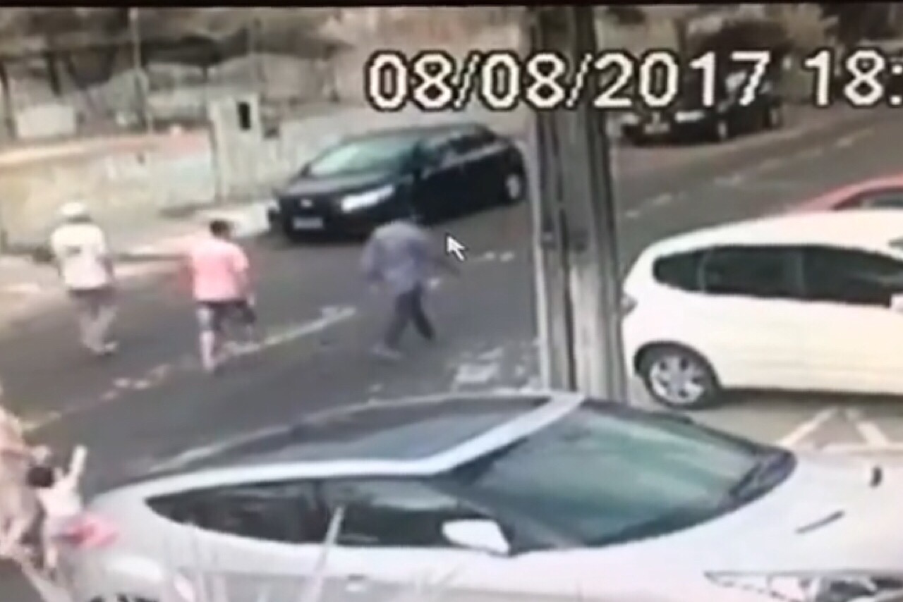 Bandidos roubam carros da frente de creche