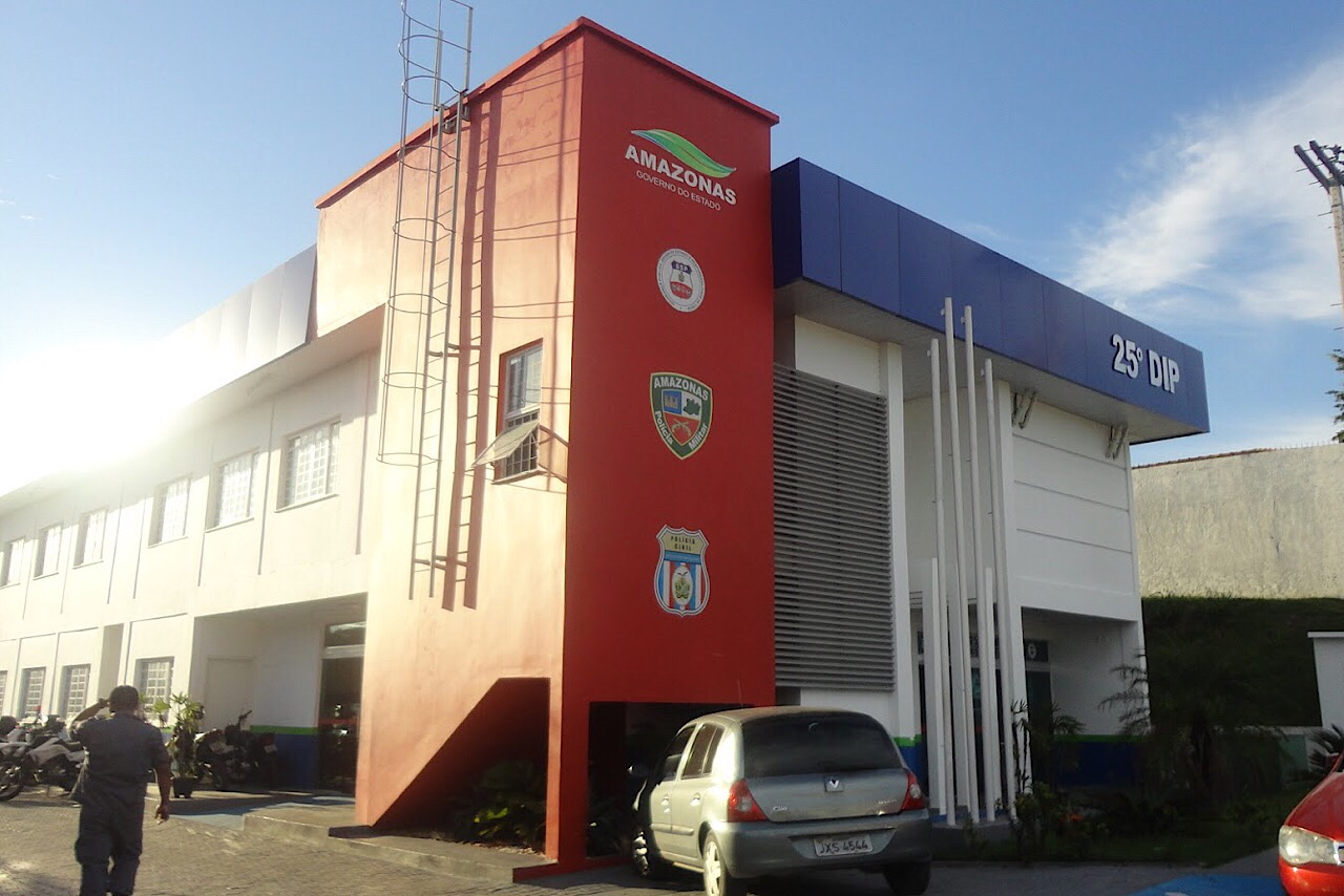 Homem surta e dá tesouradas em colega de trabalho