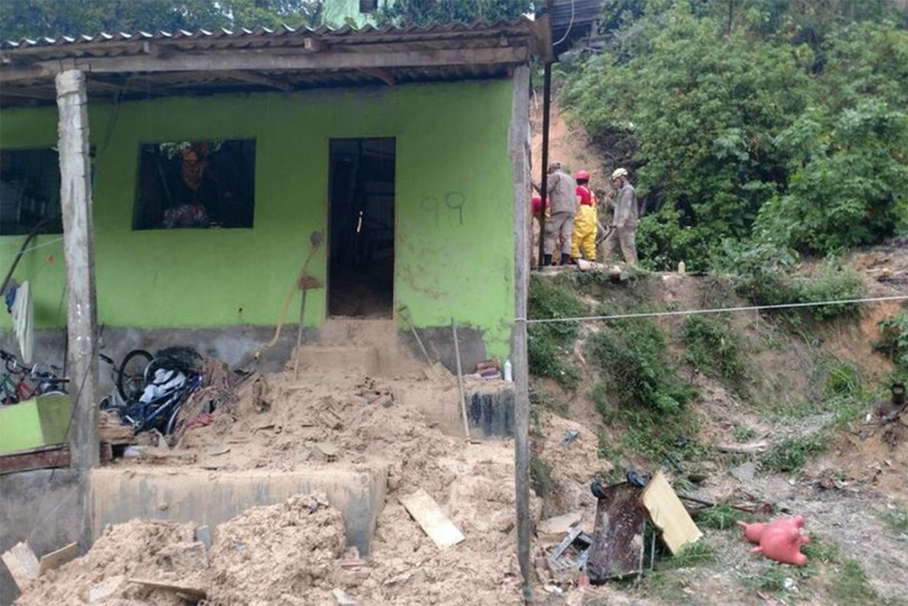 Irmãos morrem soterrados após desabamento de terra em bairro da zona Norte