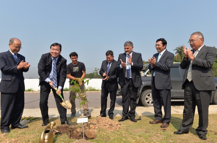 Funcionários do PIM fazem plantio de árvores com seus nomes no aeroporto