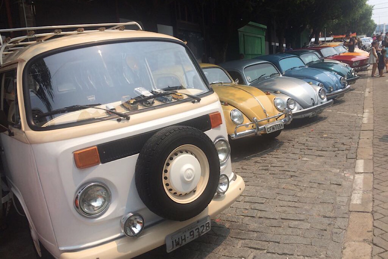 Carros antigos do Fusca Clube atrai apaixonados por automóveis na Feira da Eduardo Ribeiro