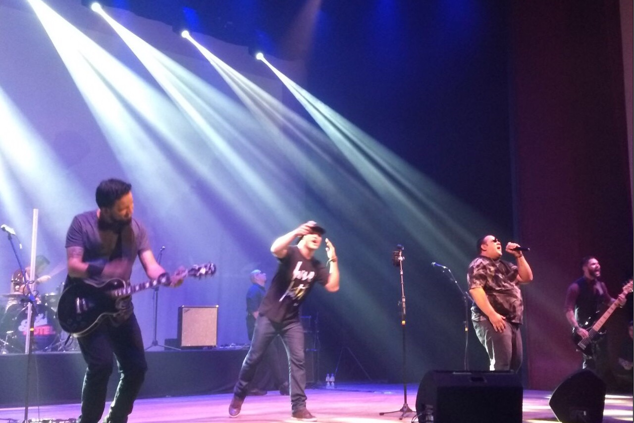 Rock do Linkin Park lota o Teatro Amazonas