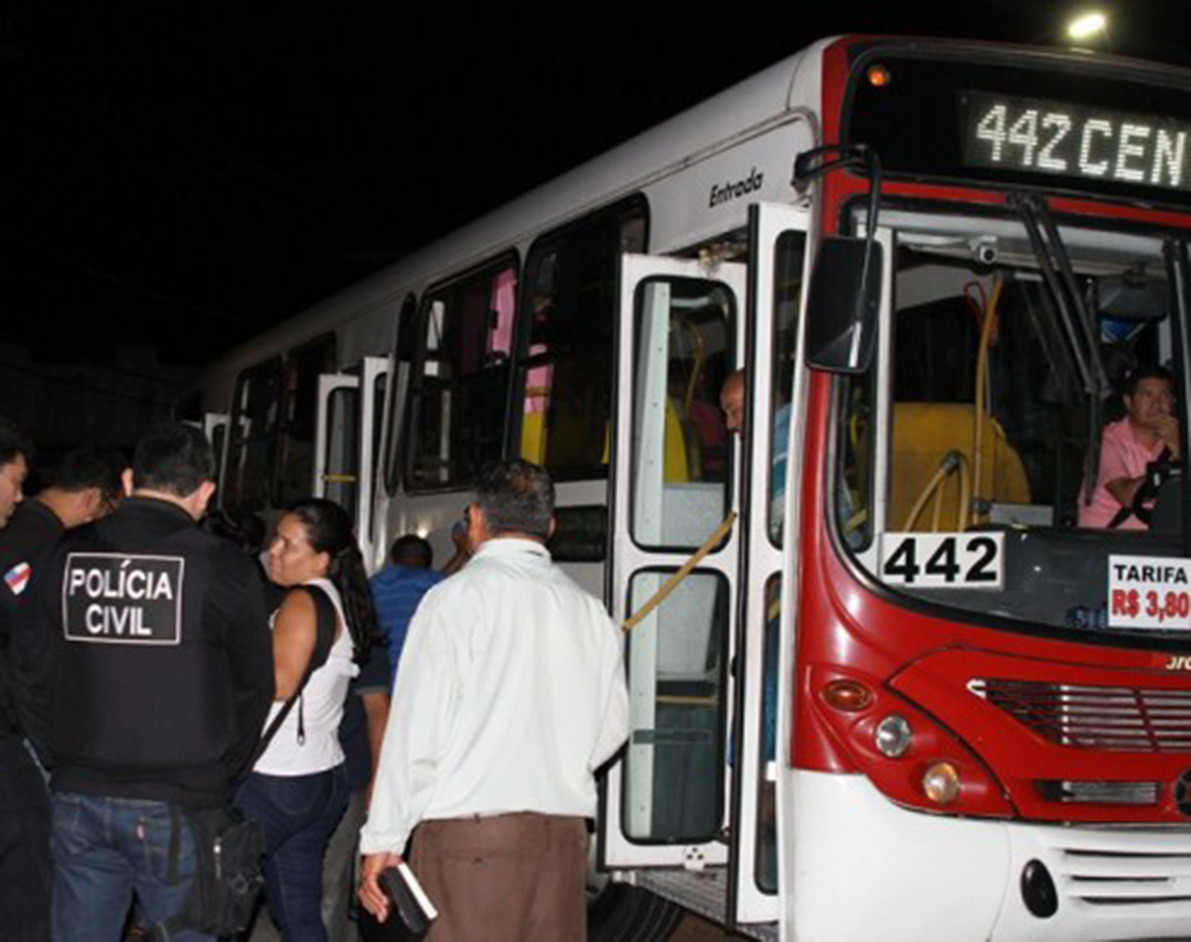Nove assaltos a ônibus foram registrados na noite desta segunda