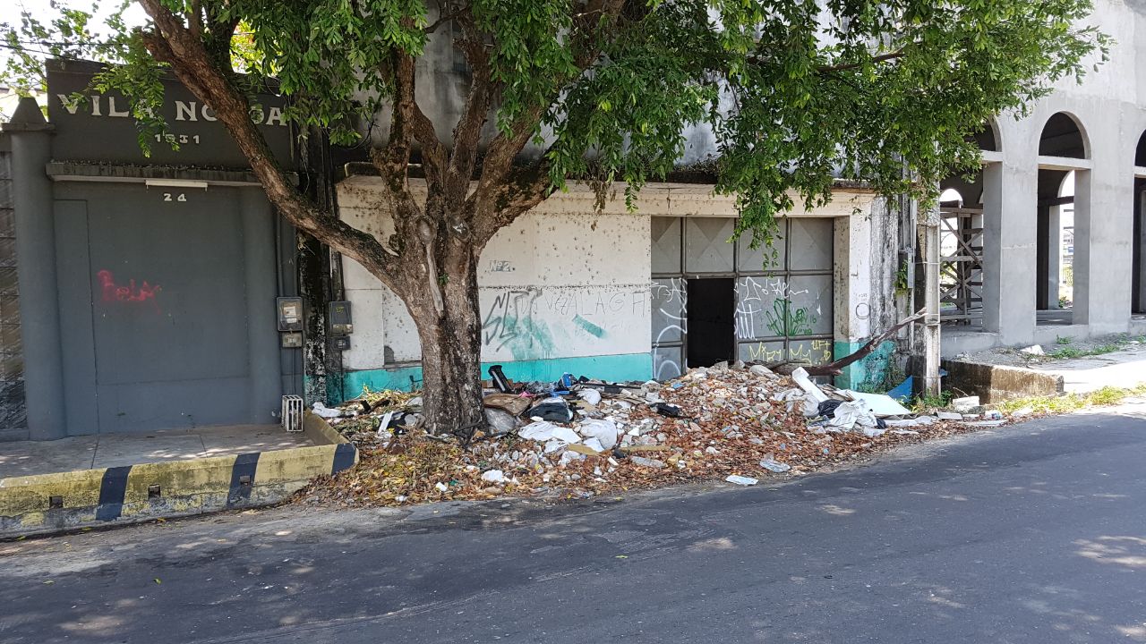 Lixeira em imóvel abandonado incomoda moradores do Centro
