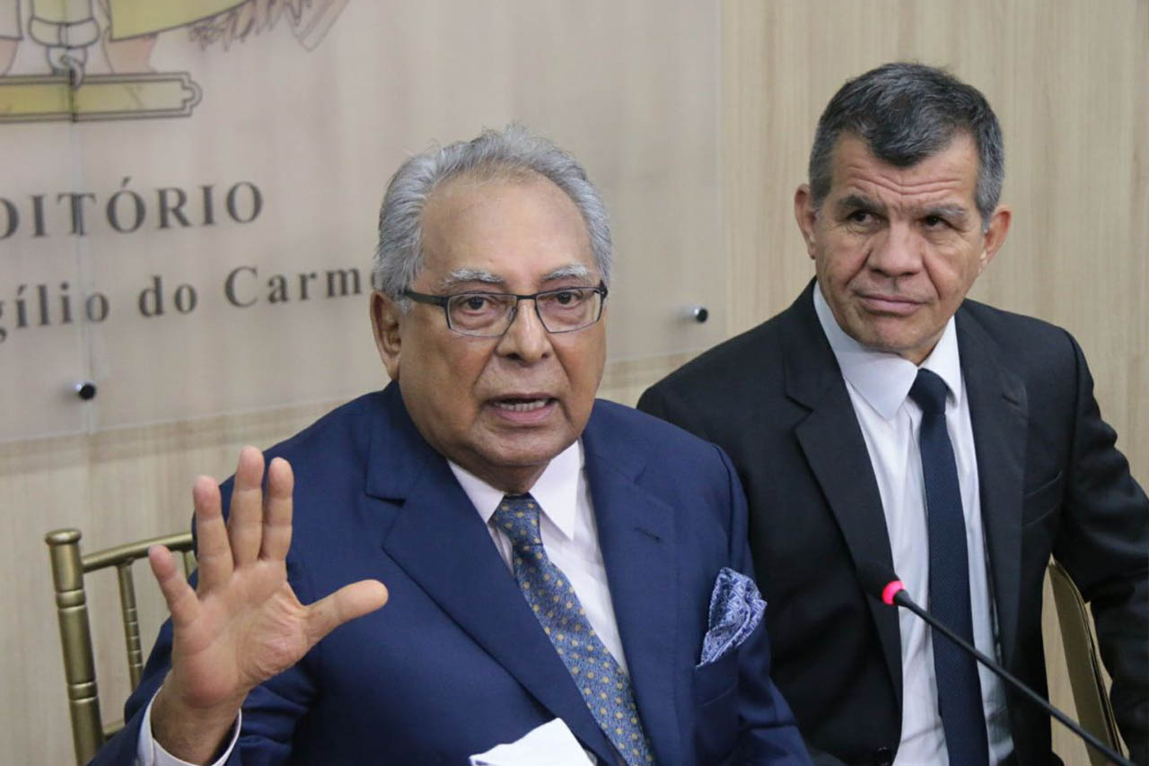 Amazonino entra com ação para assumir logo o Estado