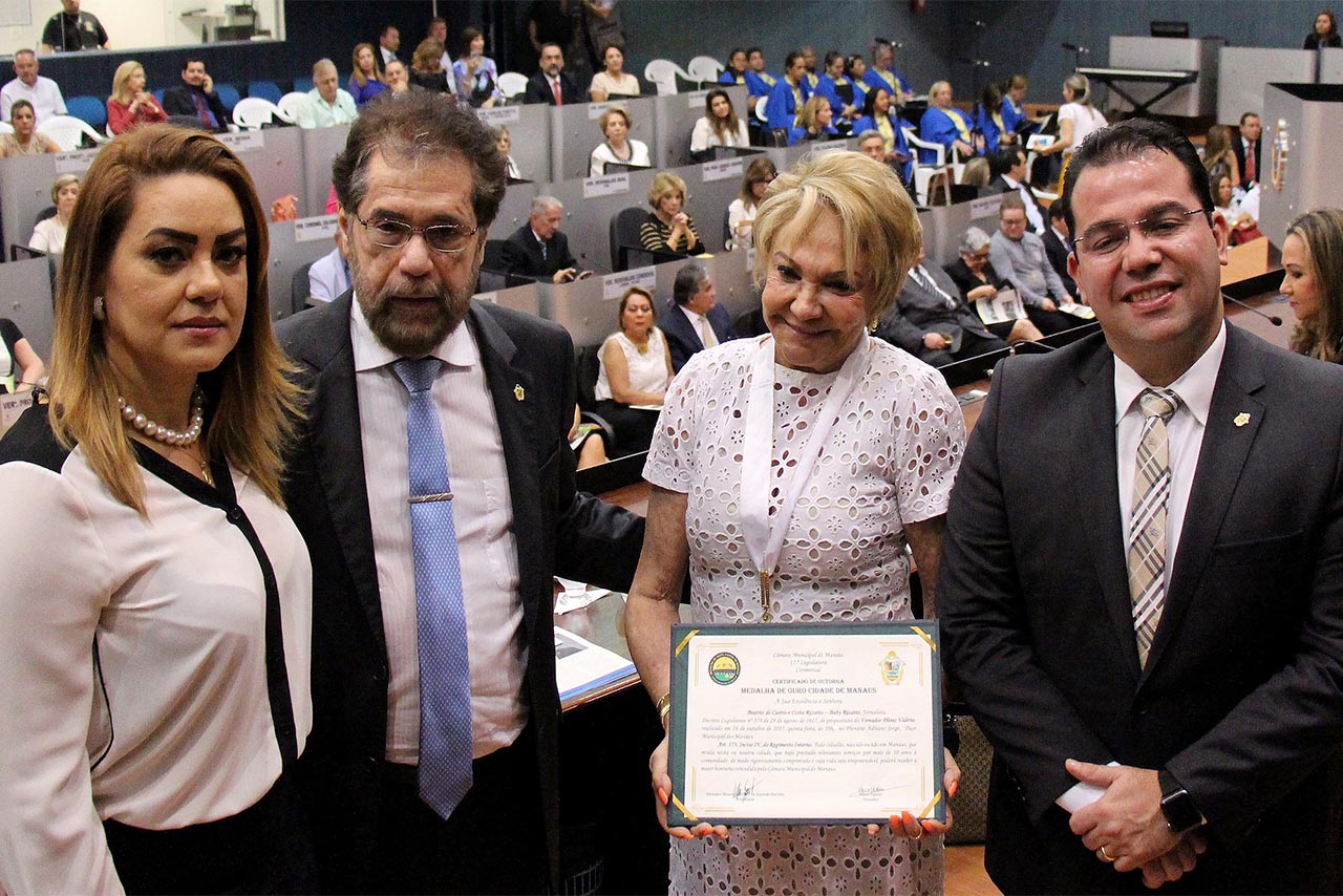Baby Rizzato recebe Medalha de Ouro Cidade de Manaus