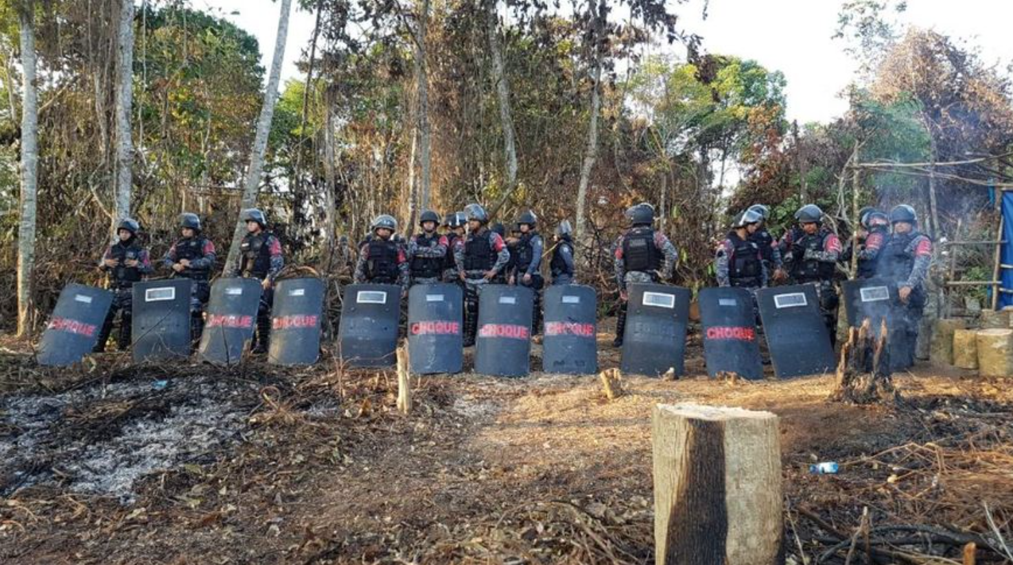 Polícia faz reintegração de terreno invadido na zona Leste