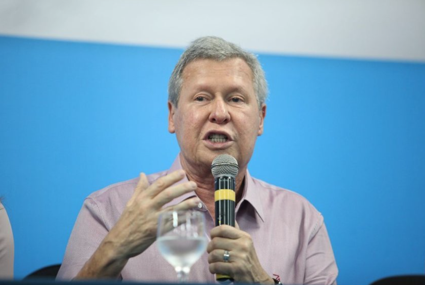 &#8220;PSDB está petrificado&#8221;, diz Arthur Neto