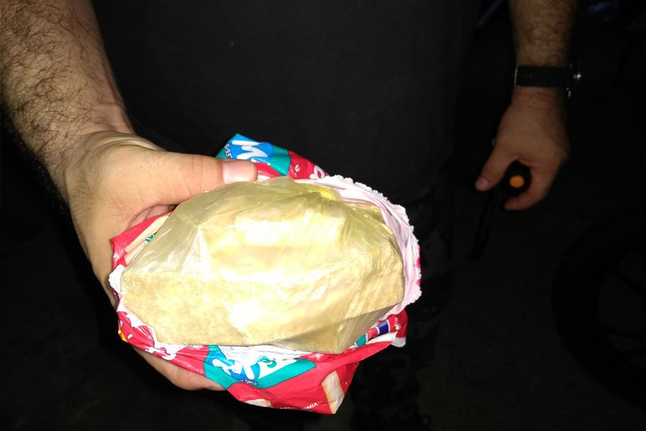 Casal é preso com meio quilo de Oxi escondido em pacote de fralda