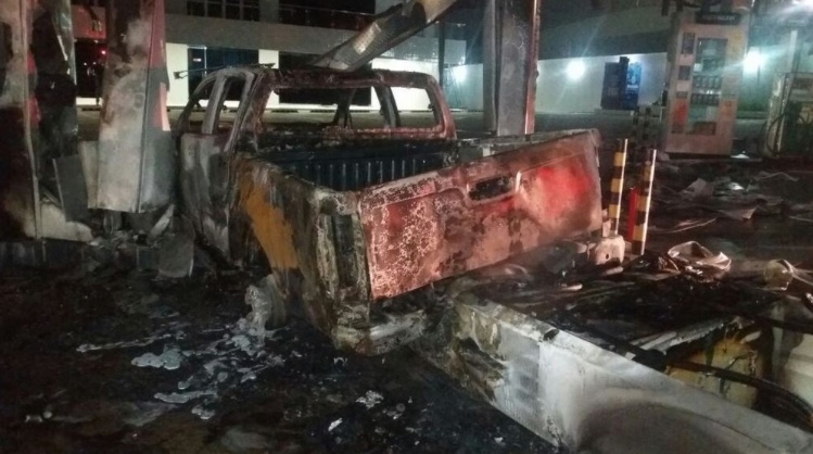 Carro pega fogo após bater em bomba de gasolina