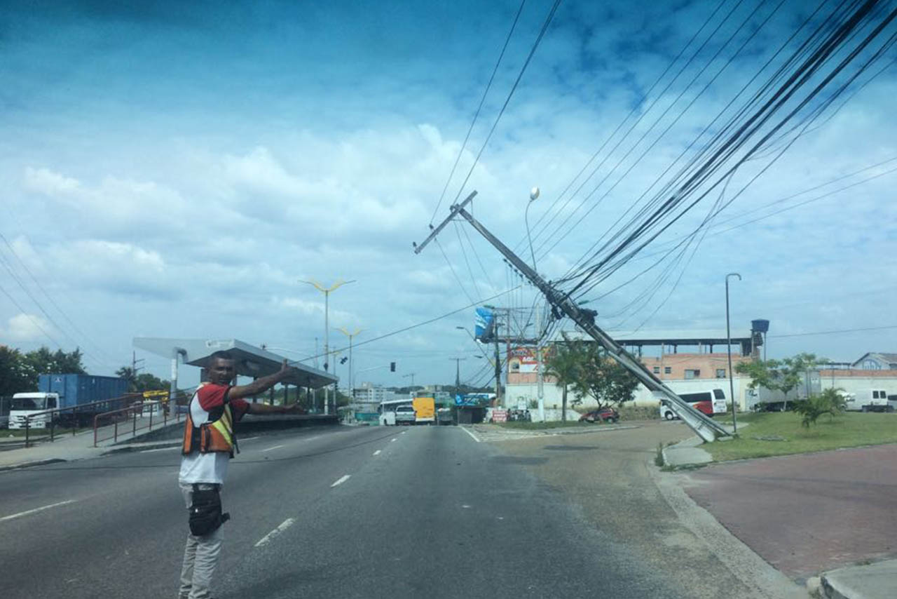 Caminhão derruba três postes e danifica rede elétrica na Al. Cosme Ferreira