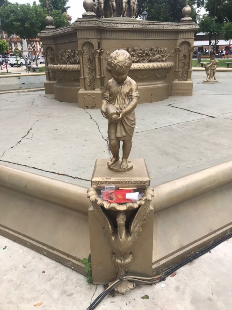 População transforma chafariz da Praça da Matriz em Lixeira