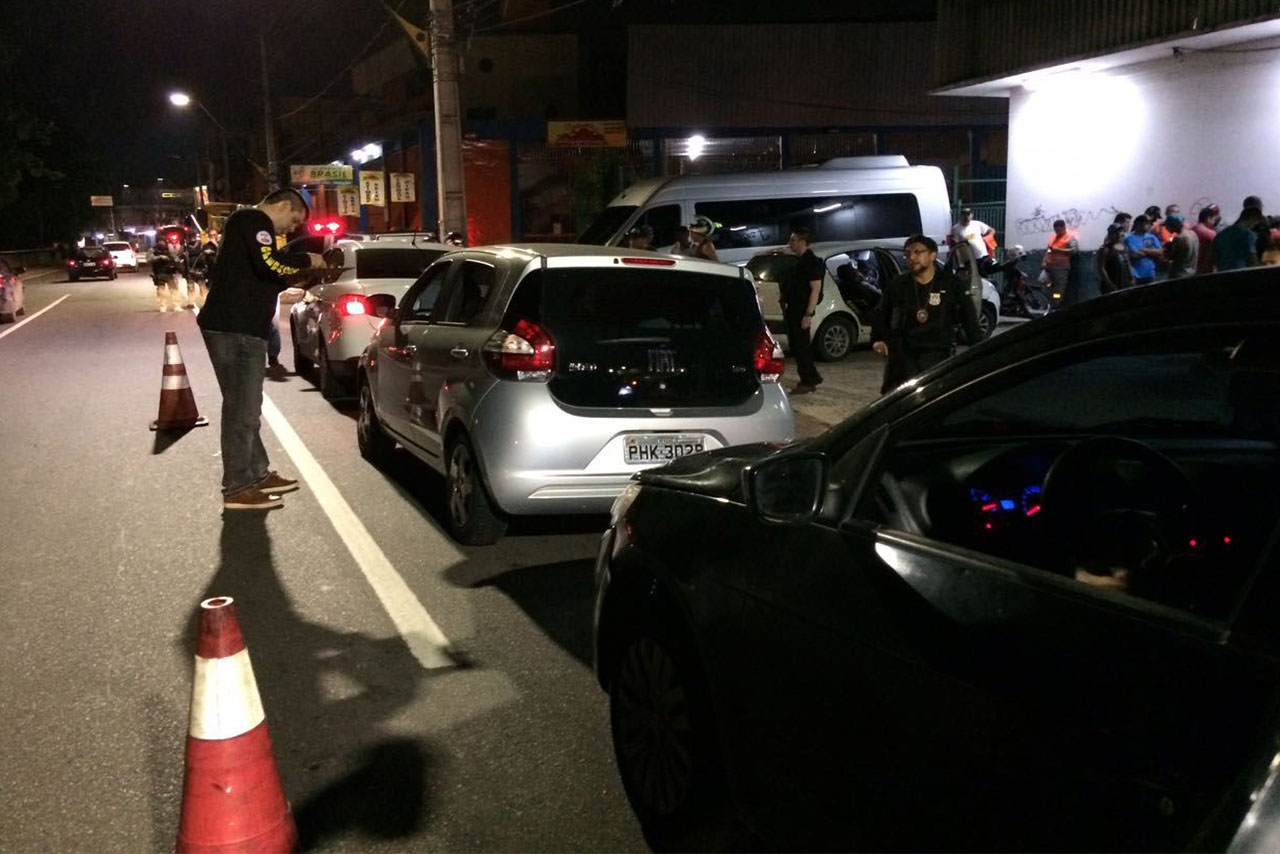 Detran-AM autua mais de 240 motoristas e recolhe 77 veículos