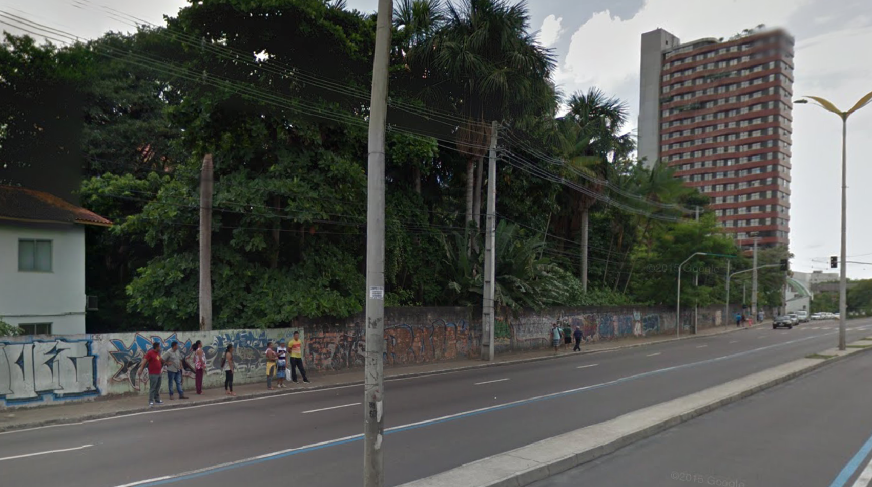 Homem rouba peru de Natal em parada de ônibus