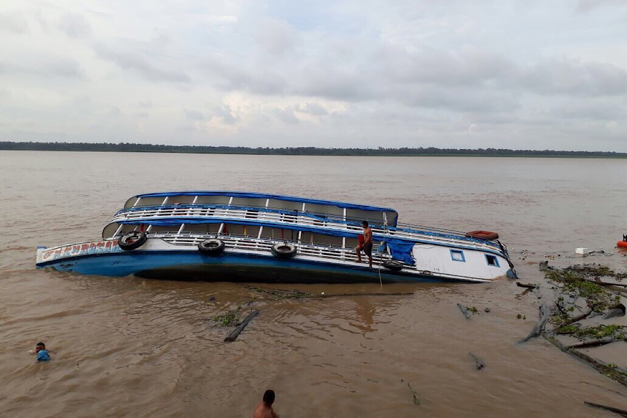 Barco sai da Festa do Guaraná e afunda com 40 a bordo