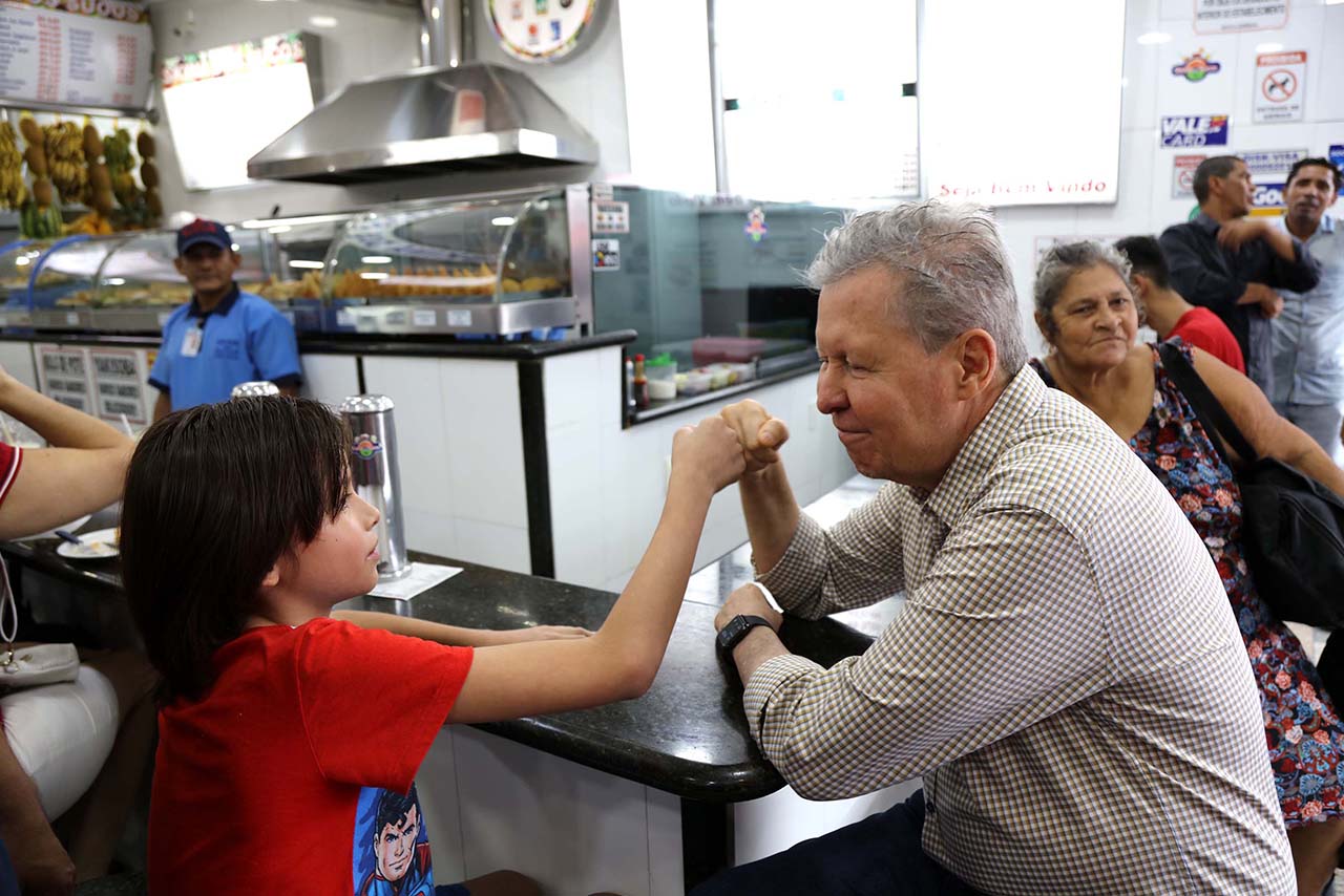 Arthur para na Skina dos Sucos e testa popularidade no Centro