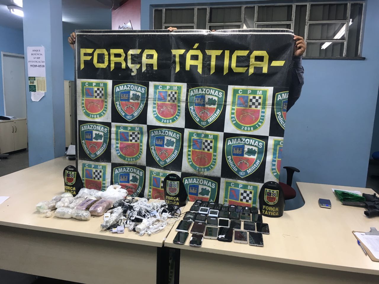 Polícia apreende droga e celulares que estavam sendo jogados para dentro da UPP