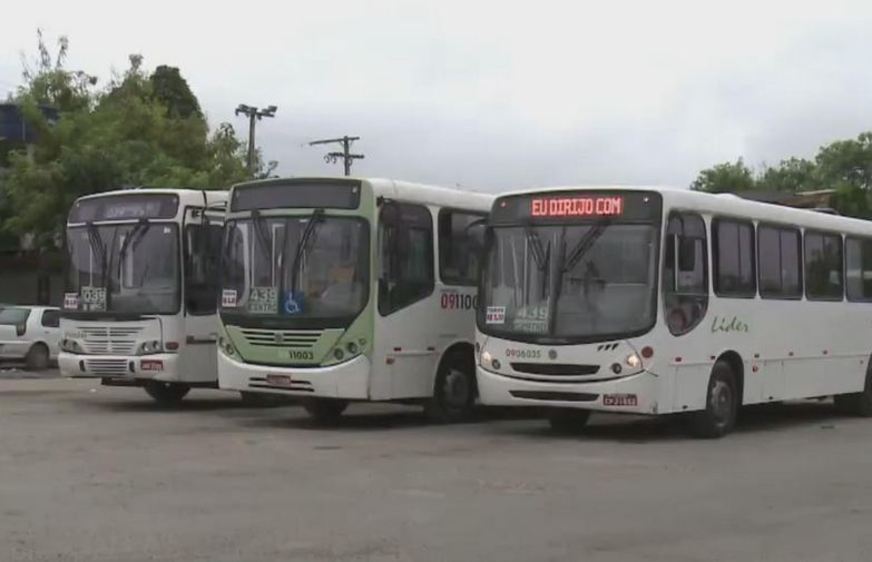 Sindicato dos Rodoviários impede saída de ônibus na empresa Líder
