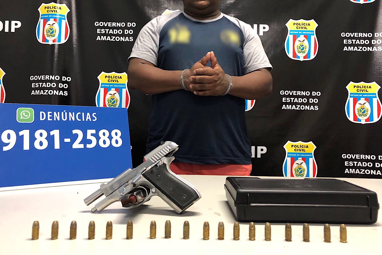 Polícia prende pastor que tinha arma em casa, mas o esconde em fotos