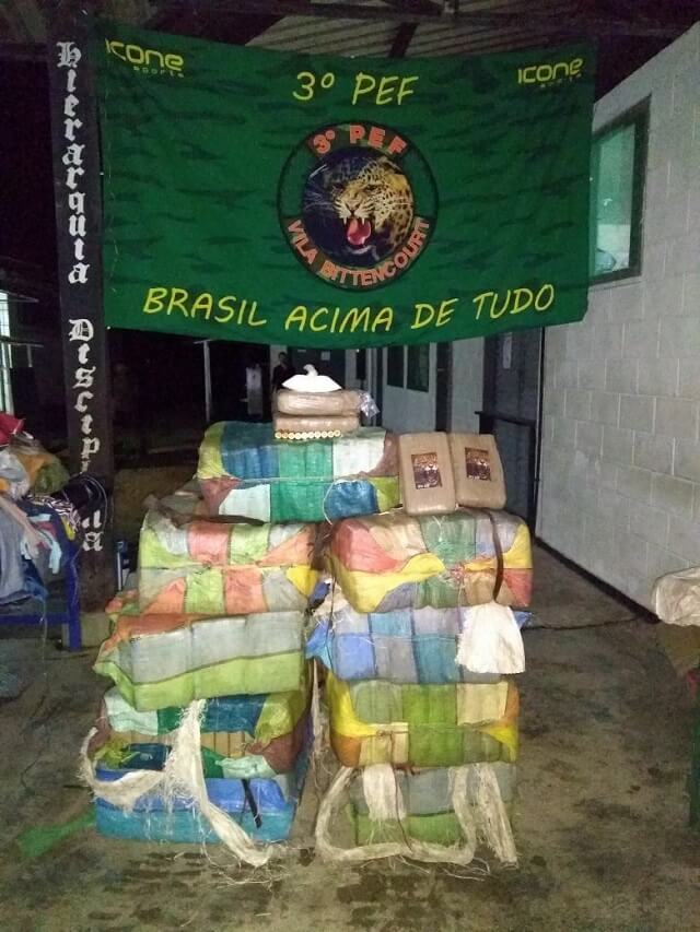 Exército dá exemplo e apreende 750kg de maconha
