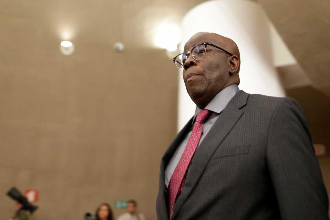 Joaquim Barbosa adia decisão sobre candidatura