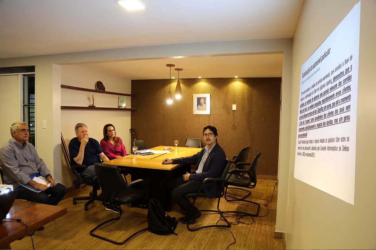 Gerente da Uber Brasil se reúne com prefeito para discutir regulamentação