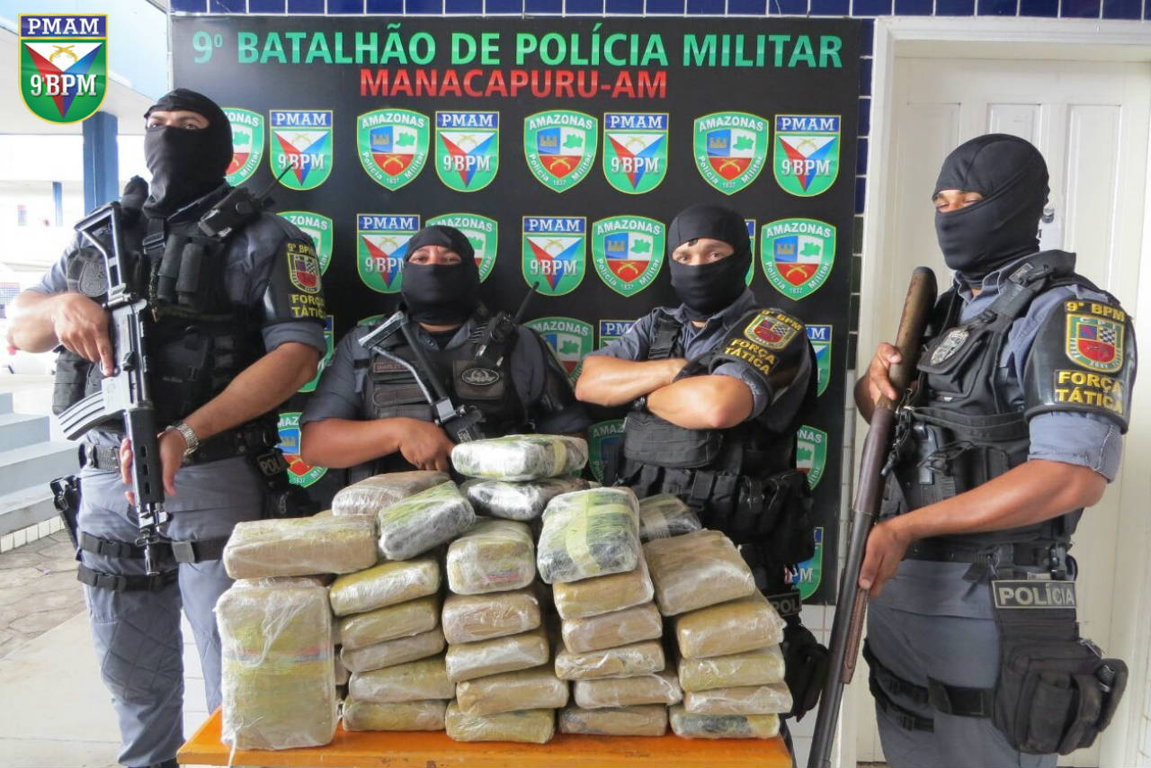 Dupla é presa ao transportar 54 tabletes de droga entre municípios
