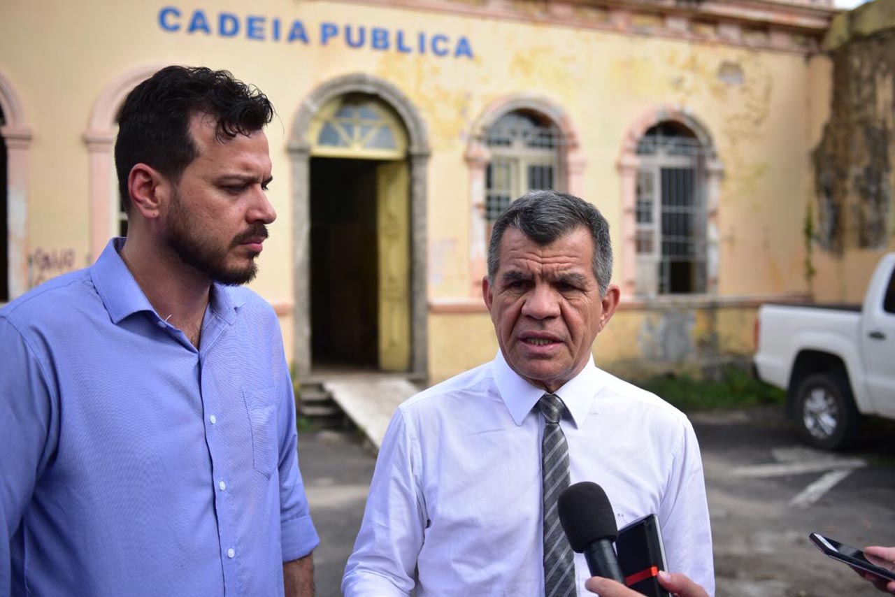 Bosco inspeciona prédio da Cadeia Pública, confirma depredação e manda lacrar entradas