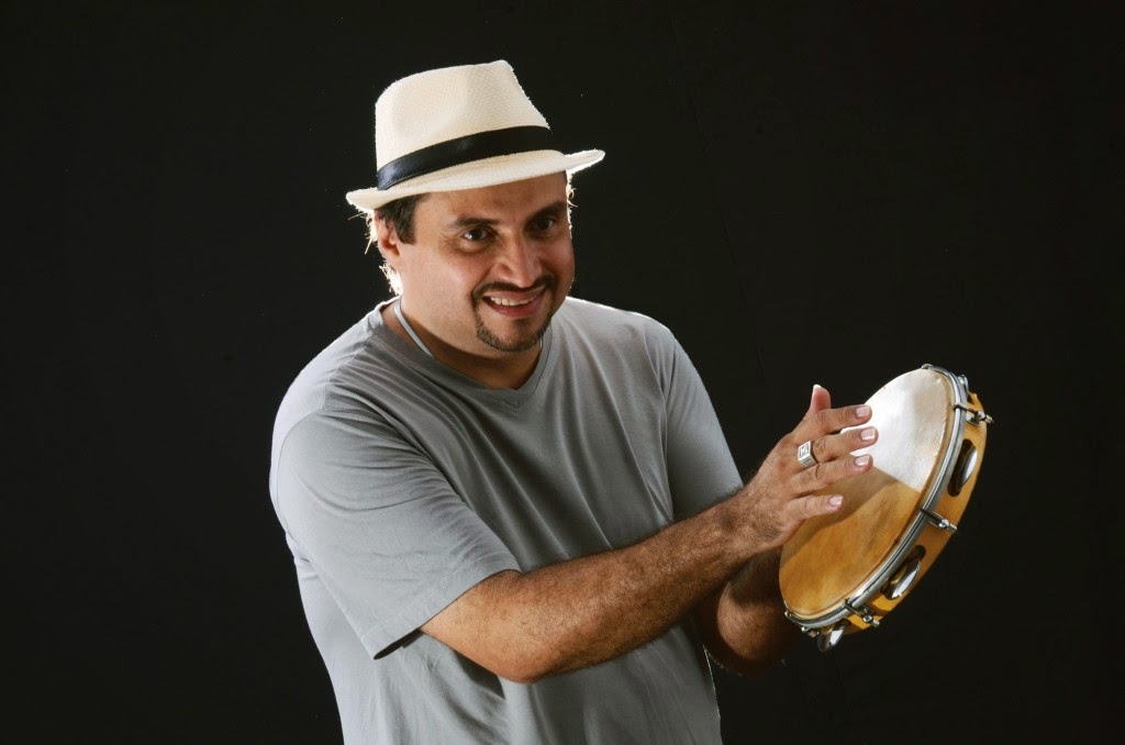 Marchinhas e sambas na voz de Junior Rodrigues prometem agitar sexta-feira de Carnaval, no Bodega da Vila