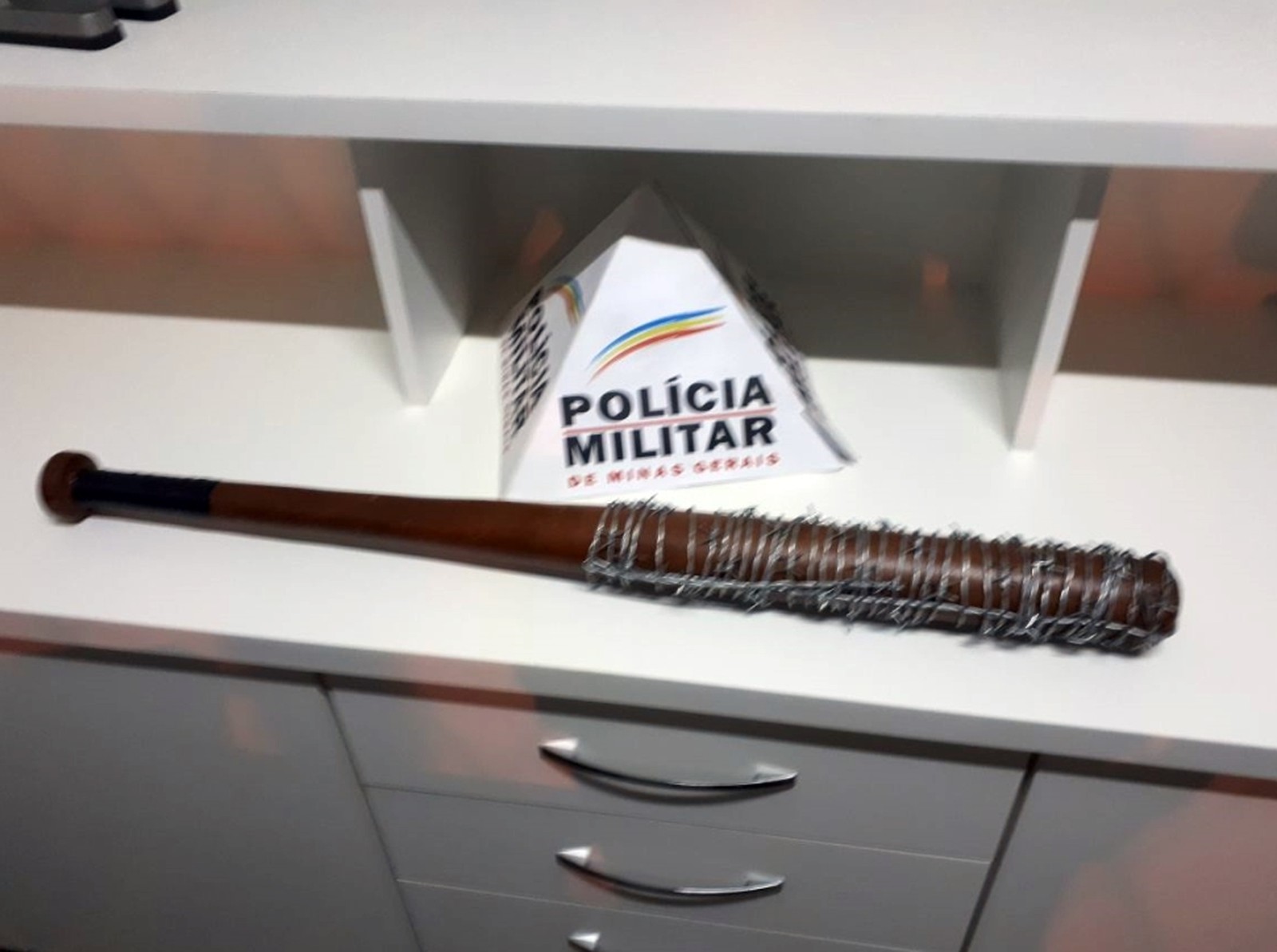 Polícia apreende réplica de Lucille, o bastão de Negan em The Walking Dead!