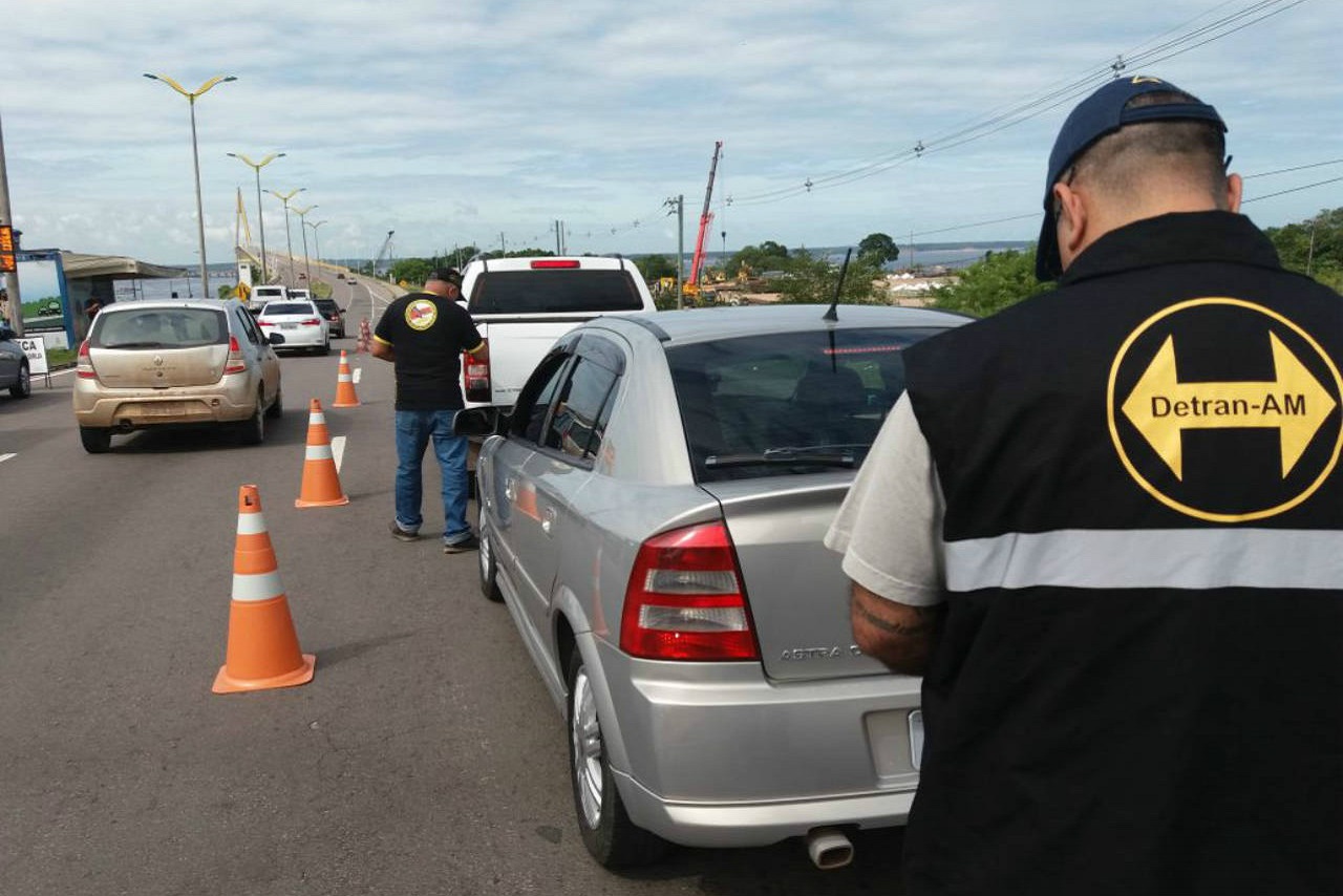 Mais de 50 motoristas são autuados pelo Detran-AM na ponte Rio Negro