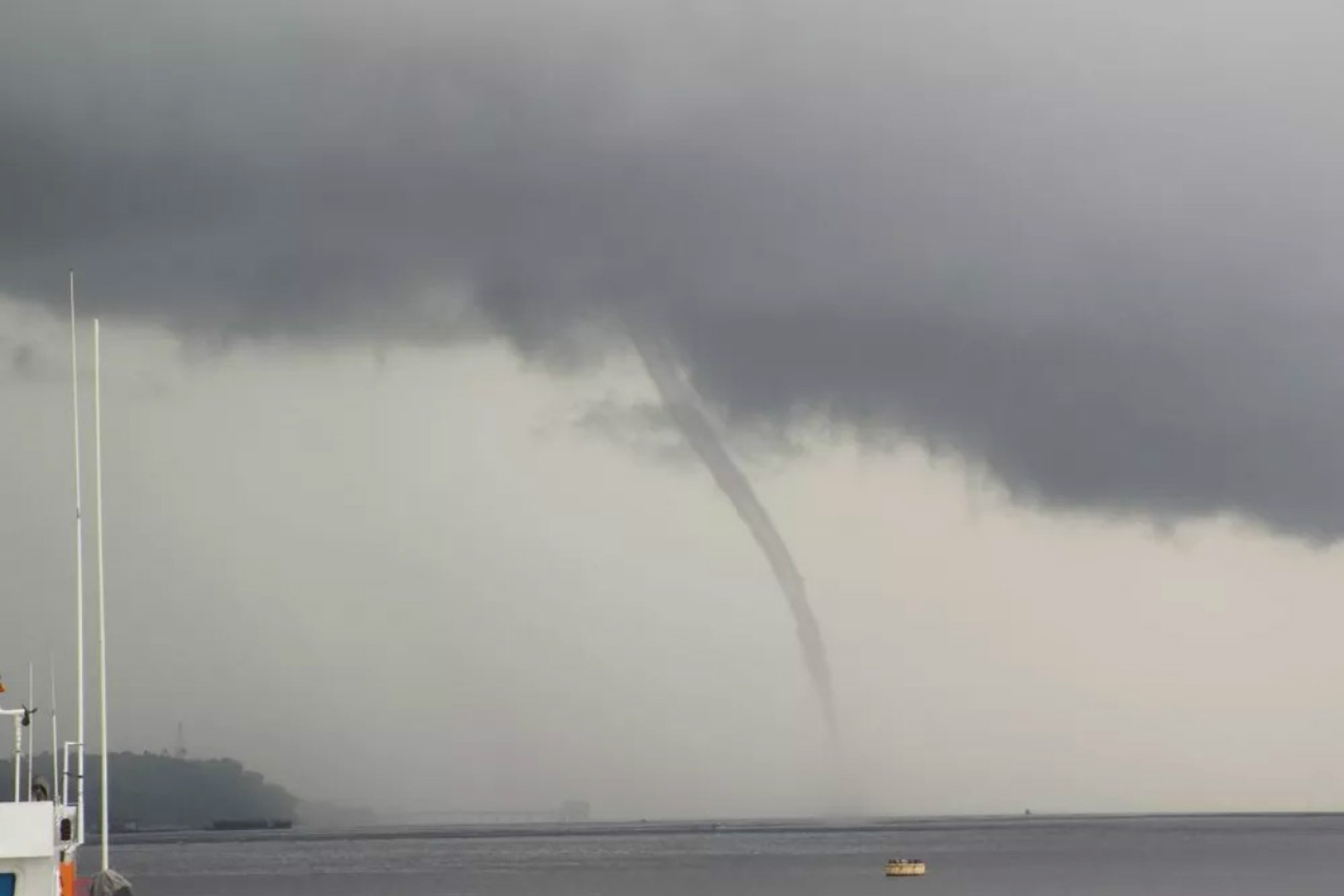Funcionário do Porto da Ceasa registra tromba d&#8217;água no Rio Negro