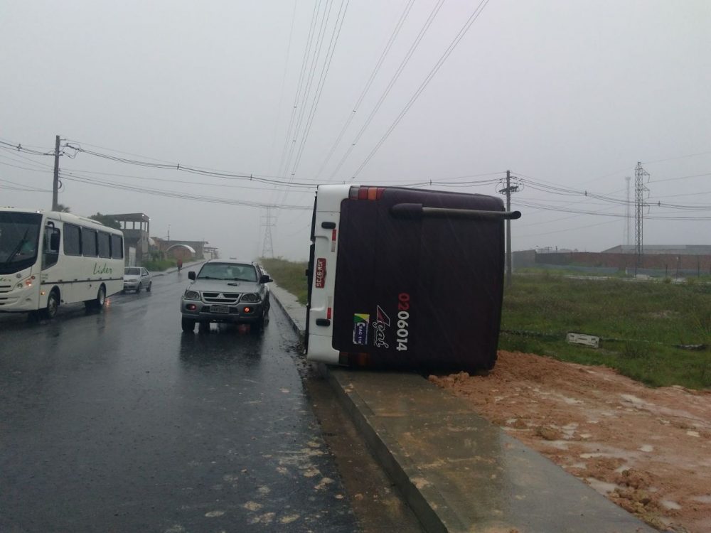 Durante chuva, ônibus da Açaí Transportes capota na avenida das Flores