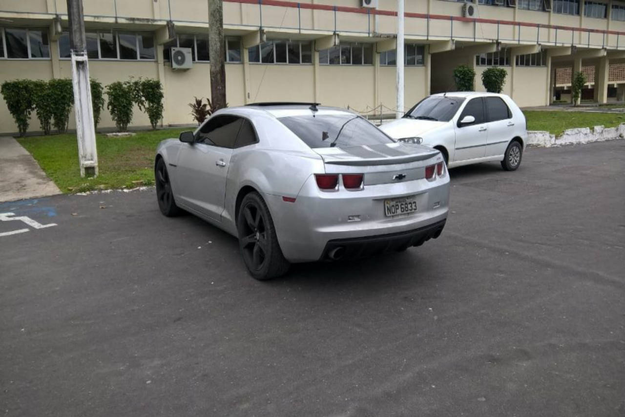 Casal é flagrado fazendo sexo em Camaro e acusa PMs de extorsão no Vieiralves