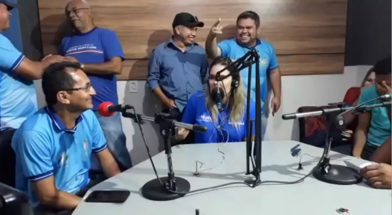 Secretária de Esportes é surpreendida com &#8216;gemidão do WhatsApp&#8217; em entrevista